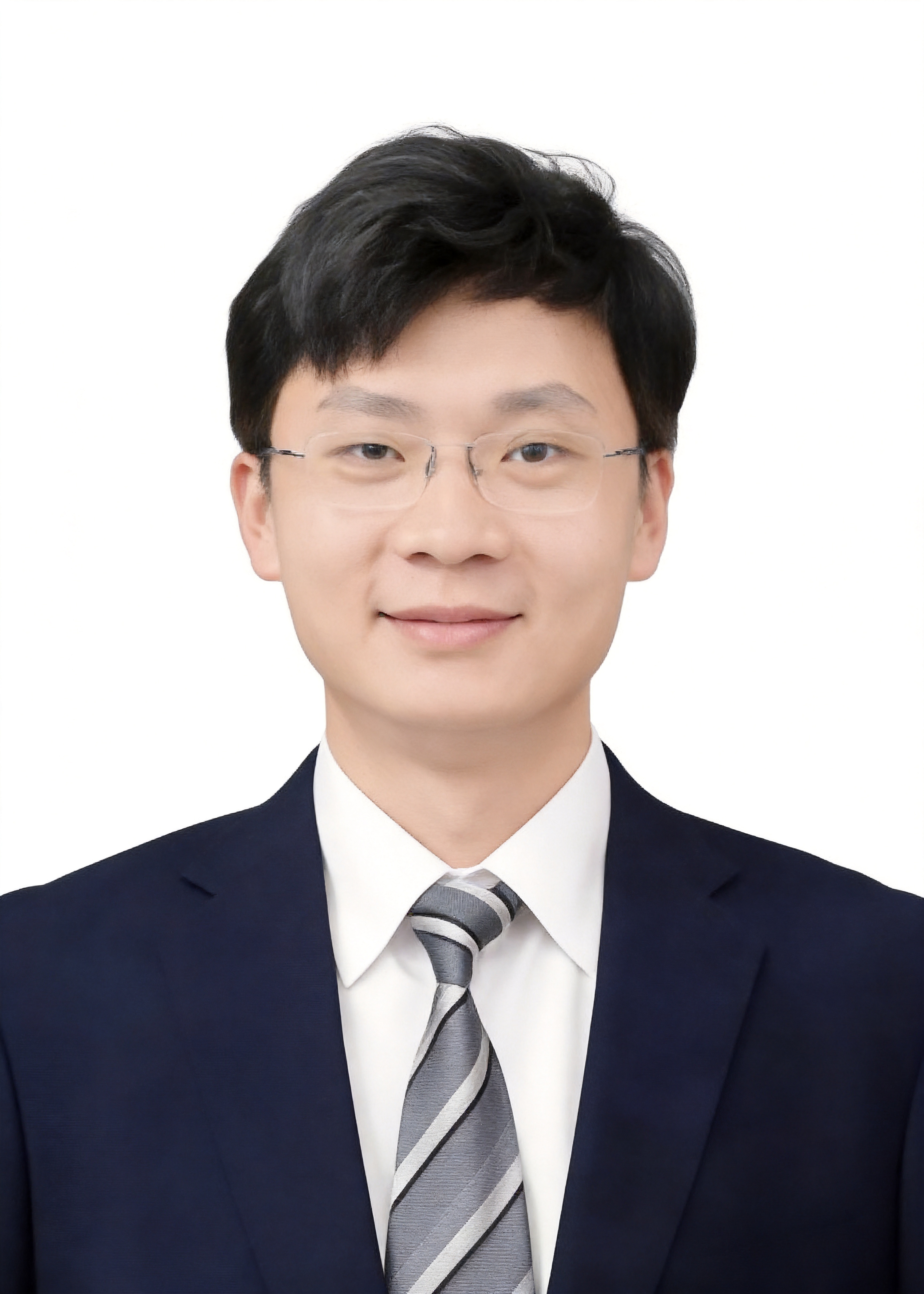 保留第一张图中人物发型、脸型、年龄特征生成标准样式纯正面证件照… - 图片创意预览