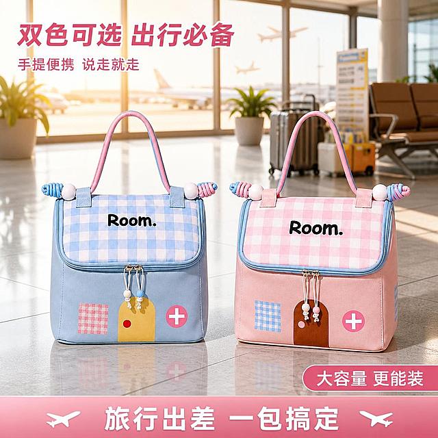 [主图-5] 双色款式展示 手提便携出行场景。
[氛围风格] 机场候机厅场景 出行便携感 明亮大气；
[画质] 商业摄影质感 光线通透 场景真实 产品清晰。
[元素] 粉色和蓝色两个小房子化妆包并排摆放在机场候机大厅光洁的大理石地面上 粉色在右 蓝色在左 两个包都正面朝向镜头 手提带自然竖立 立体饱满。背景为机场候机厅 大落地窗外可见飞机轮廓 室内有候机椅 行李箱 绿植盆栽 光线从落地窗洒入 温暖明亮 营造出行便携的氛围。保持两个化妆包的外观结构 颜色 材质与输入产品图一致 粉色包和蓝色包细节准确 杜绝变形和色差。商品主体占比约60% 画面满屏无边框。
[光影] 落地窗自然光为主光 温暖柔和 包身有自然明暗 地面有清晰倒影 整体光感通透 场景真实感强。
[配色] 主色暖白色 浅灰大理石；辅色樱花粉 婴儿蓝；强调色玫粉色。
[视角构图] 正面平视略偏低角度 两个包并列为视觉中心 背景景深较大 场景丰富但不抢主体。
[文字版式] 左上角玫粉色粗体主标题"双色可选 出行必备" 副标题"手提便携 说走就走" 白色描边或阴影增强可读性 字号约主标题一半。右下角玫粉色圆角标签 白色字"大容量 更能装"。底部通栏浅粉色渐变 中间白色粗体字"旅行出差 一包搞定" 两侧小飞机图标装饰。文字全部清晰可读 不遮挡产品主体。
[输出要求] 1:1比例 文字清晰锐利 超高清商业摄影质感。
[负向提示词] 变形 文字错乱 产品图模糊 背景杂乱 水印 电商平台Logo 多余的手 多余的手指 畸形手 融合手指 手部扭曲。