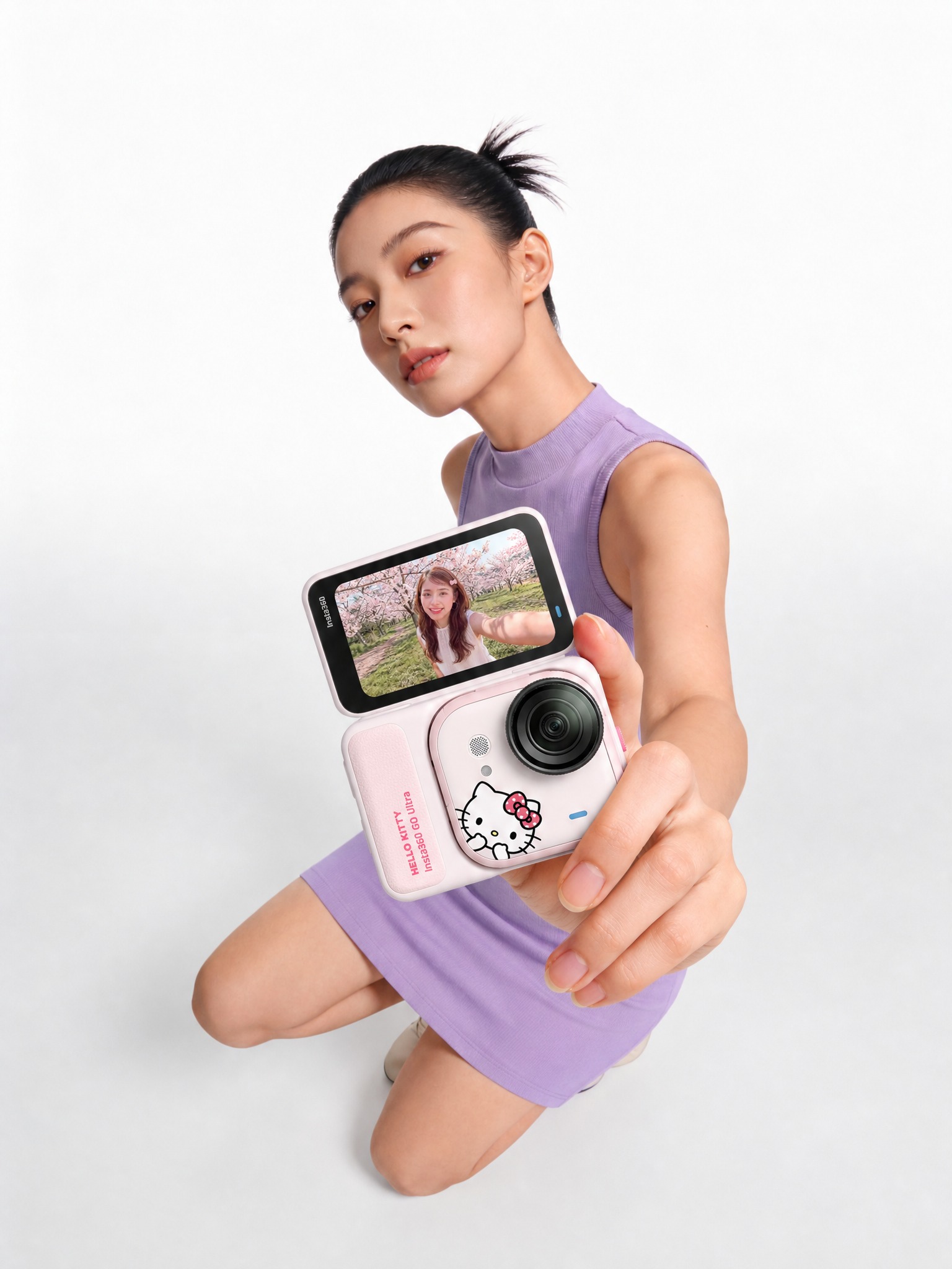 将第一张图中美女手中的紫色冲牙器去掉，替换为第二张图中的Hel… - 图片创意预览