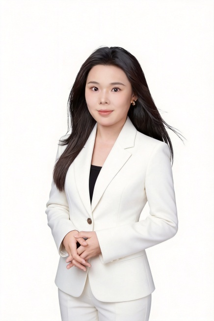 将图片中的女生服装改为修身显气质的白色单排扣小西装职业装，保持人物姿态不变，整体风格简约干练正式预览效果