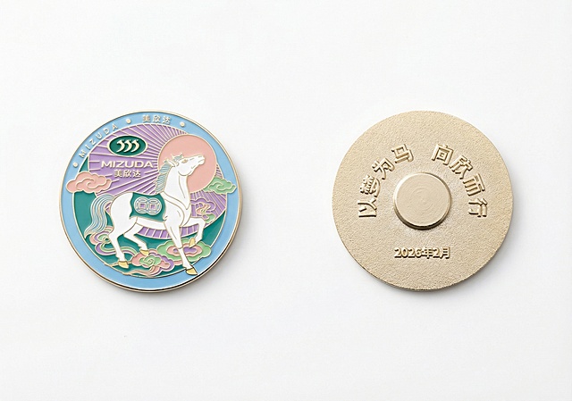 把磁吸徽章的平面设计图转为白底的效果图，背面文字是突出的立体字，光线明亮，图案清晰