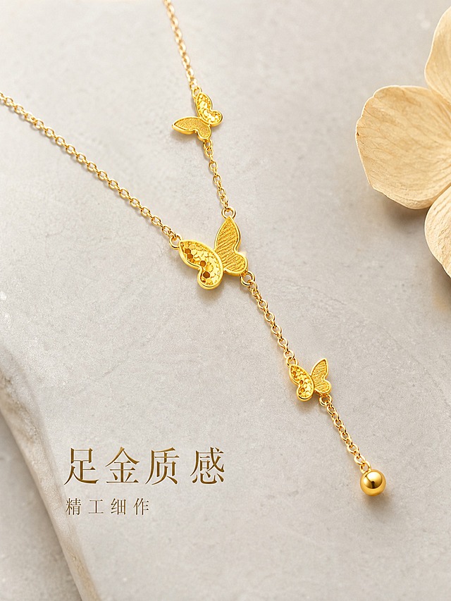 [主图-3] 北臣蝴蝶流苏黄金项链 细节工艺展示 突出材质纯度与精致做工
[统一基调] 高级轻奢珠宝风 奶油香槟金渐变背景 柔光箱打光 窄条轮廓光勾勒金属边缘 字体为纤细优雅的文艺衬线体 主标题字色为深香槟金 辅助字色为浅灰金 整体克制精致 极少量文案
[画面] 项链微距细节特写 主体占画面约70% 中央大蝴蝶吊坠为视觉焦点 清晰展示蝴蝶翅膀的拉丝纹理与磨砂质感 翅膀上的小圆点装饰精细 链条链节均匀光滑 流苏末端小金珠圆润饱满 产品斜向摆放 链条从左上延伸到右下 背景为浅灰色高级岩板材质 旁边点缀一小片干枯的米色花瓣作为装饰 增加氛围感
[光影质感] 微距珠宝摄影质感 柔光箱均匀打光 金属表面高光细腻 蝴蝶翅膀纹理层次分明 磨砂与亮面质感对比清晰 边缘锐利无毛刺 黄金色泽纯正
[配色] 背景浅灰岩板色 产品足金黄色 点缀米色花瓣 整体高级冷调中带暖意
[文字版式] 左下角两行纤细衬线体文案 主标题"足金质感"字号稍大 副标题"精工细作"字号缩小50% 字色深香槟金 文字不遮挡产品主体
[输出要求] 比例3:4 产品完整呈现主要吊坠和链条 细节清晰 金属边缘顺滑无毛刺 无灰尘划痕指纹 文字清晰 无变形错字模糊 无水印无平台logo 禁止廉价塑料感高光