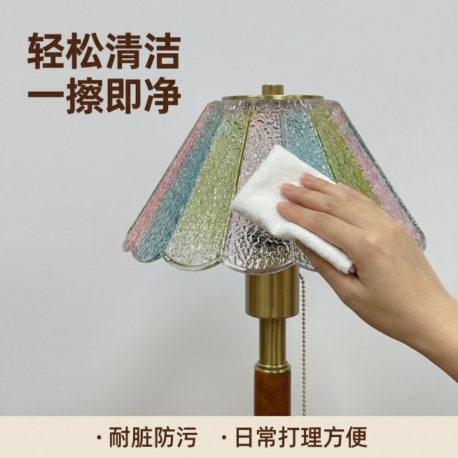 [主图 8] 产品清洁保养展示
[氛围/风格] 干净简洁，中古风温馨调
[画面元素] 一只手用干净抹布轻轻擦拭灯罩玻璃，演示一擦即净，保留产品原有造型和色彩，背景干净浅色，突出清洁动作，画面满版无边框预览效果