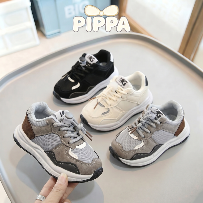 保持图一原有背景、托盘、文字"PIPPA"和整体布局不变，将图一中的四双靴子全部替换为图二中的四双运动鞋，鞋子数量和位置和原图一一对应，保留整体光影和拍摄风格不变预览效果