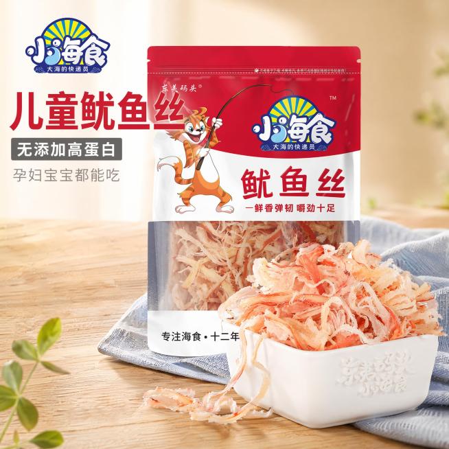 [主图-1] 儿童鱿鱼丝产品首图，展示产品与实物诱人状态
[氛围风格] 清新健康美食摄影风，温馨食欲感
[画质] 商业摄影质感、光线柔和通透、产品清晰真实、画面干净高级
[元素] 原包装东夷码头小海食预览效果