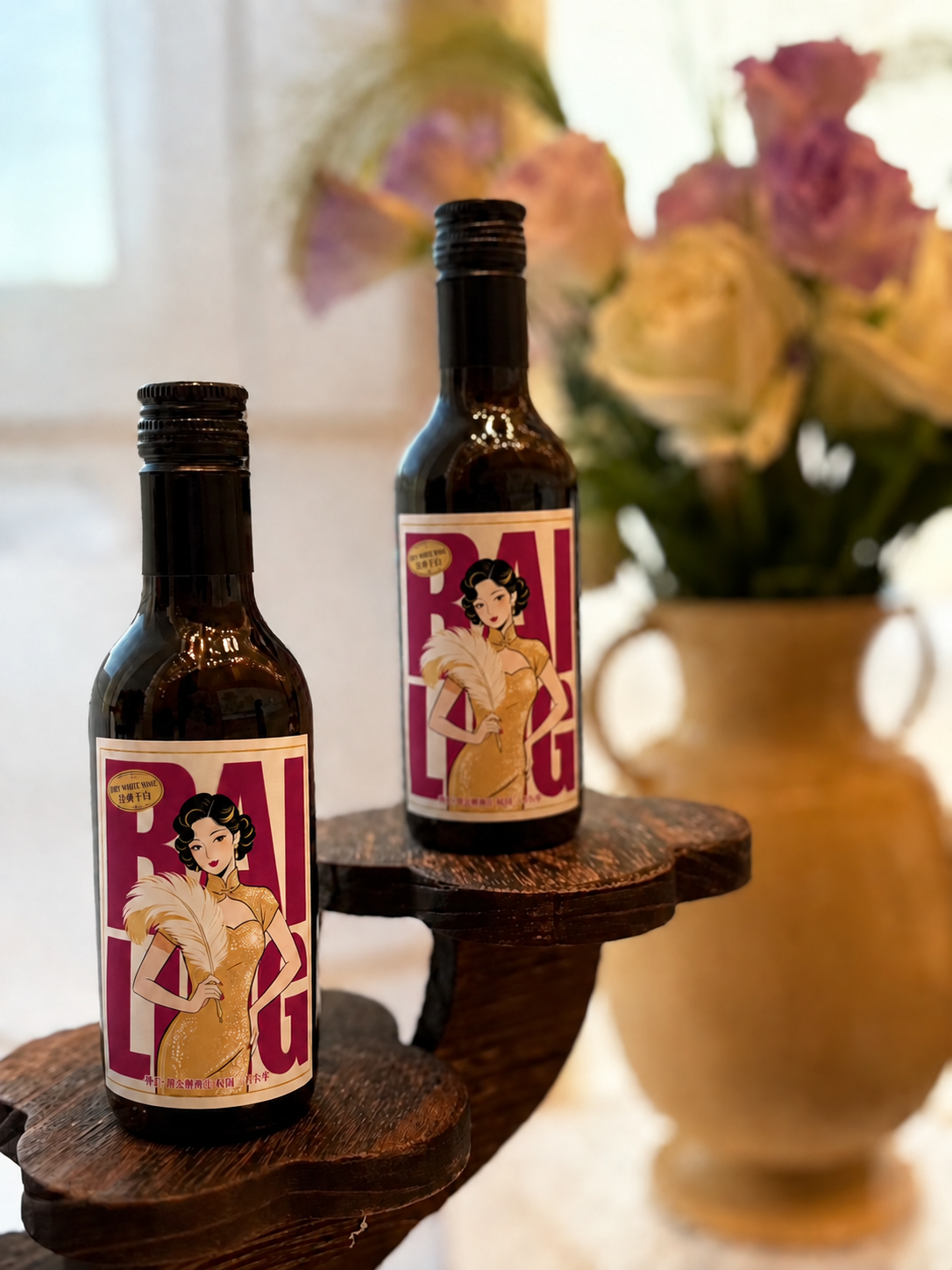 将图中后方红酒瓶的酒标替换为与前景酒瓶相同的民国风旗袍女性酒标… - 图片创意预览
