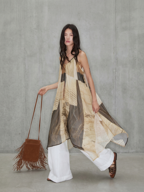 保留人物和服装，替换背景为图1的高级简约水泥灰艺术背景，去除画面中的所有文字水印，保持整体质感高级预览效果