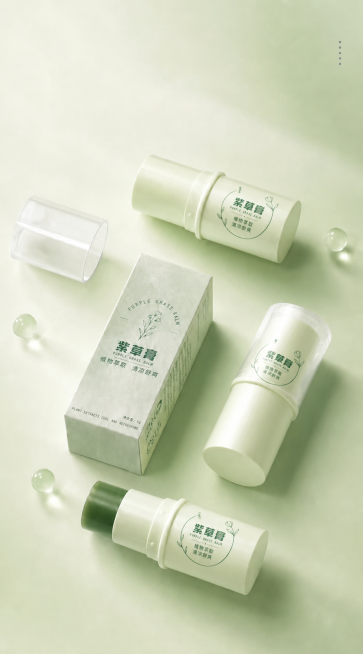将第二张图的紫草膏logo图形贴到图片1里三个紫草膏瓶体的空白位置，保持背景和整体风格不变预览效果