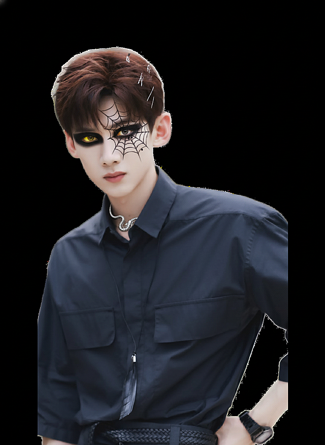 美妆博主的万圣节妆容，带有：黑白色系眼影，左眼旁有蜘蛛网状图案，右眼黑色尖刺状眼线，点缀黑色圆点，点缀黄色色彩；银色金属发夹、蛇形项链