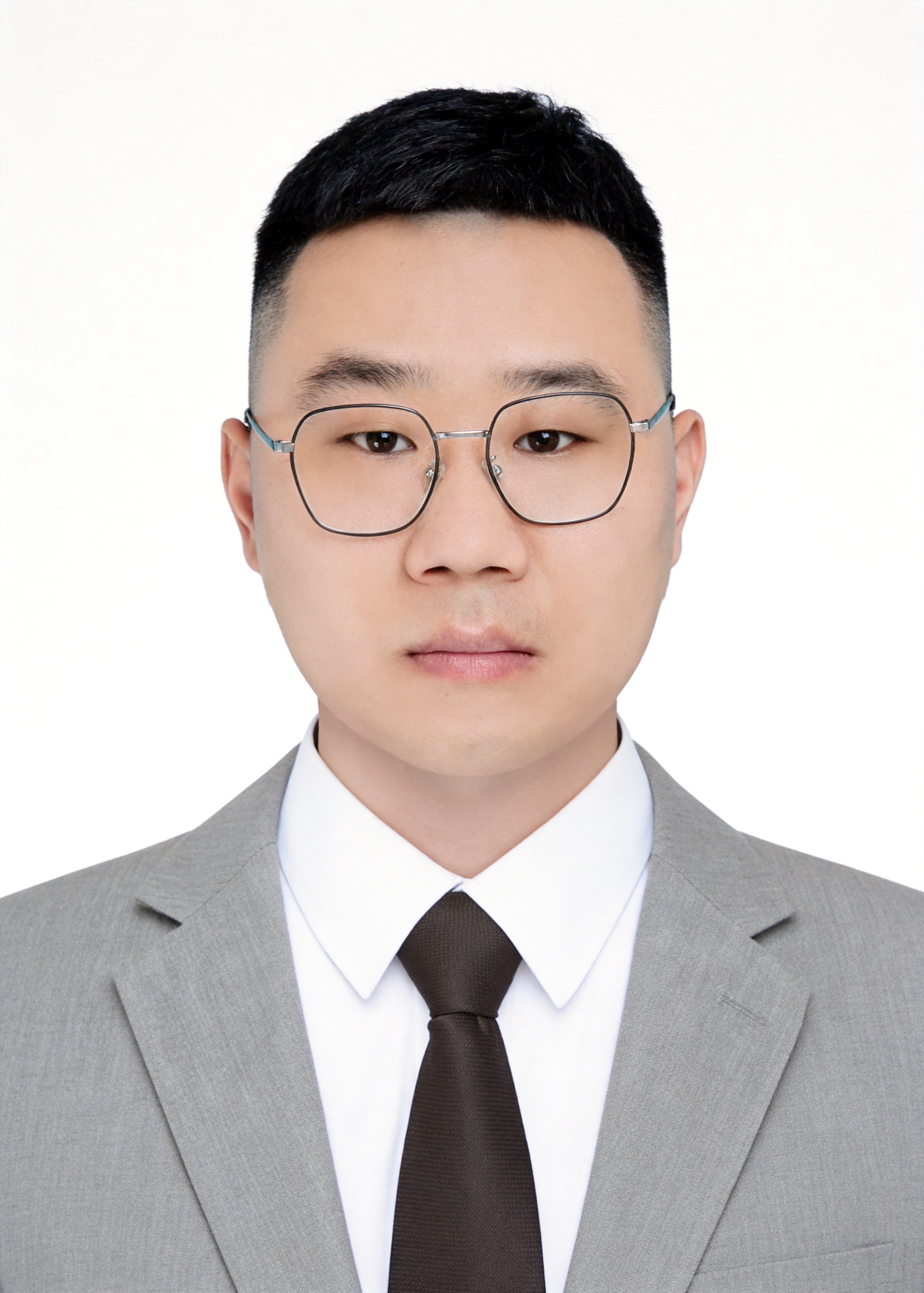 保留第一张图中人物发型、脸型、年龄特征生成标准样式纯正面证件照… - 图片创意预览