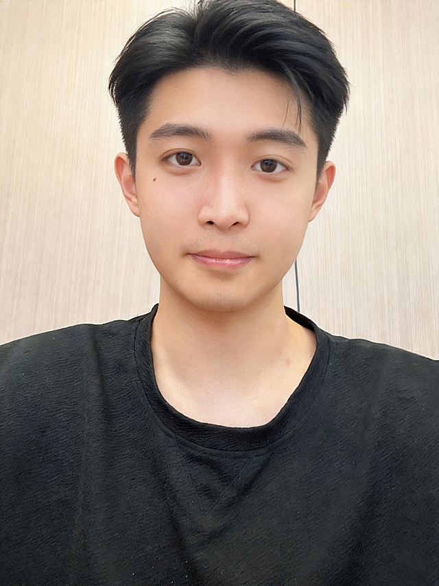 保留该男子五官和整体样貌，换成20岁年轻小伙子的清爽侧背短发，干净利落，年轻帅气，自然真实