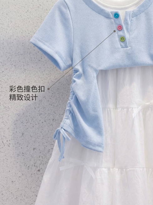 保留原产品设计：浅蓝色抽绳收腰短袖+白色多层蝴蝶结蛋糕裙女童套装，产品细节完全和原图一致。可爱小清新风格，棚拍浅色肌理背景，特写展示领口彩色纽扣和侧边抽绳设计细节，柔和均匀摄影光，突出面料质感和精致做预览效果