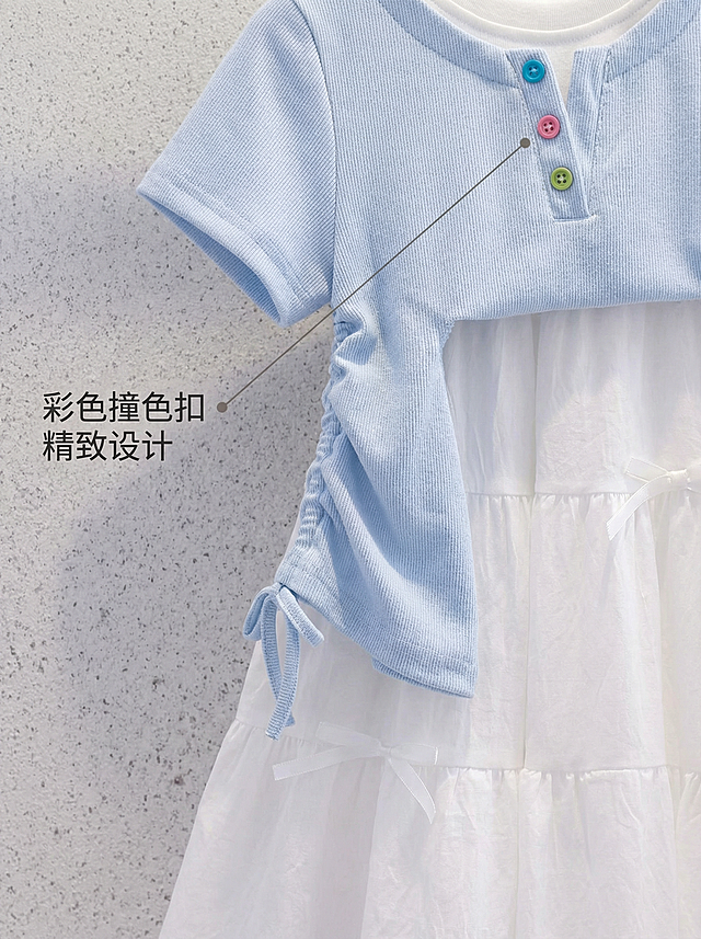 保留原产品设计：浅蓝色抽绳收腰短袖+白色多层蝴蝶结蛋糕裙女童套装，产品细节完全和原图一致。可爱小清新风格，棚拍浅色肌理背景，特写展示领口彩色纽扣和侧边抽绳设计细节，柔和均匀摄影光，突出面料质感和精致做工，背景铺满无边框。配色浅蓝+白色，浅灰色背景衬托主体。平视特写构图，焦点在领口纽扣细节。画面左侧标注引线到彩色纽扣，文字“彩色撞色扣 精致设计”，字体简洁无衬线深灰色，不遮挡主体。