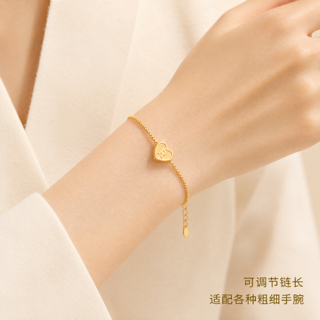 [主图-4] 女生手腕佩戴展示图，氛围风格温柔日常轻奢风，画质商业人像摄影质感，自然真实，元素纤细女生手腕佩戴，浅米色简约穿搭背景，展示手链佩戴效果与整体比例，保持手链款式颜色材质和原图完全一致，手链预览效果