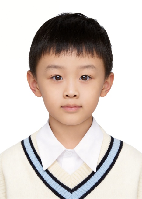 保留第一张图中人物发型、脸型、年龄特征生成标准样式纯正面儿童证件照;人物主体严格居中,头部大小与位置严格对齐第二张图,双肩水平平衡,面部中轴线对齐画面中心,正视前方;标准儿童证件照构图,人物绝对居中,预览效果