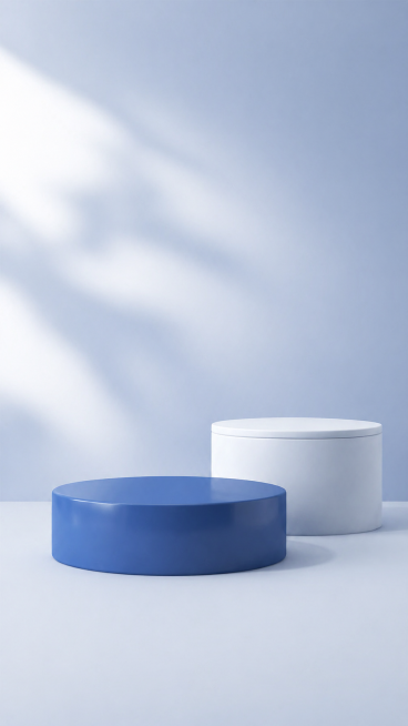 参考参考图片的蓝色简约风格，重新生成带圆形展台的电商海报背景，保持蓝色简约清新的质感，保留两个圆形展台的构图，光影柔和自然预览效果