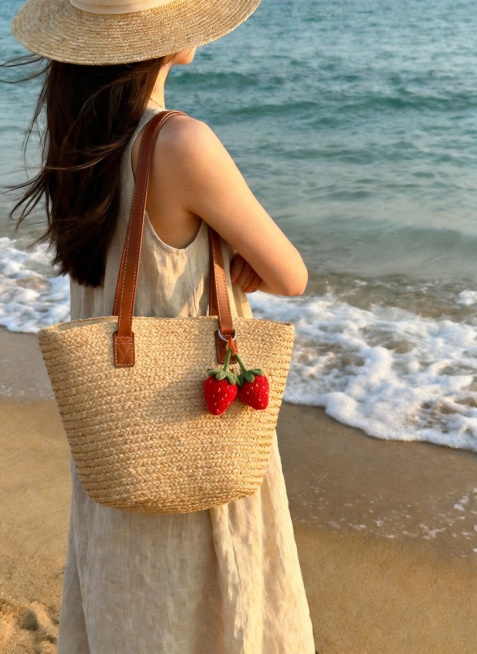 将图片中原有的包包替换成第二张图所示的草编包，保持原图片的人物、海边沙滩背景、帽子和衣物不变，其余不做任何改动预览效果