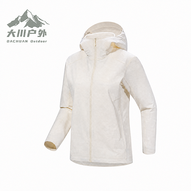 将画面左上角的原有LOGO替换为新的灰绿色山峰大川户外LOGO（山峰图案+大川户外中文+DACHUAN Outdoor英文），保持LOGO在左上角的位置和大小不变，LOGO清晰完整，画面其余所有内容（冲锋衣款式颜色、背景、光影、构图）保持完全不变，超高清画质