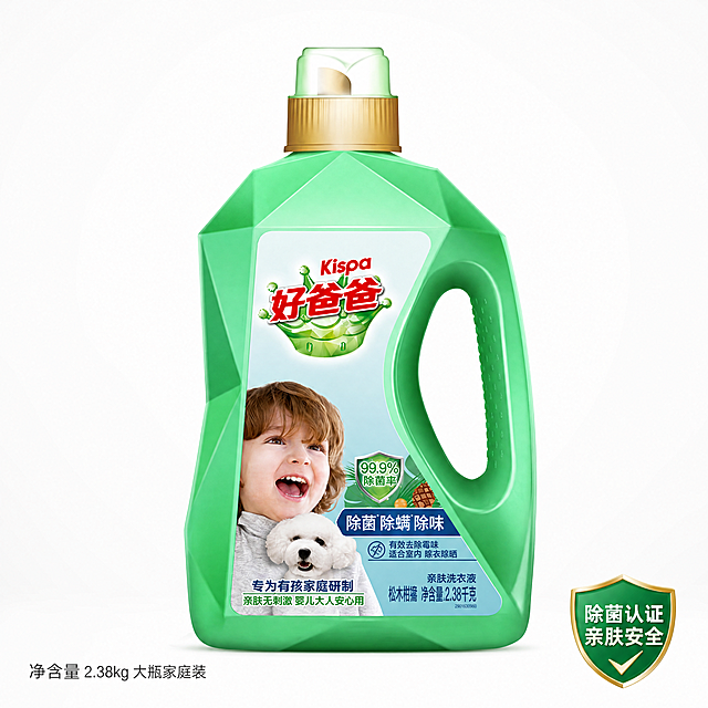 [主图-5] 好爸爸洗衣液规格与安全背书展示。[氛围风格] 简洁稳重，可信高级。[画质] 商业摄影质感，光线柔和通透，产品清晰真实，画面干净高级。[元素] 保持洗衣液瓶外观（物理结构、材质质感、颜色）与输入产品图绝对一致，杜绝任何变形和色差，精细化处理。产品居中展示，左下角清晰标注净含量信息，右下角放置除菌认证安全背书徽章，整体简洁。[光影] 均匀柔光，整体干净明亮，各元素清晰不模糊。[配色] 浅净背景，产品绿色主体突出，徽章绿色金色搭配和谐。[视角构图] 居中对称构图，简洁稳重符合京东平台风格。[文字版式] 左下角标注「净含量 2.38kg 大瓶家庭装」，右下角徽章内标注「除菌认证 亲肤安全」，文字简洁整体留白充足，文字占比小于30%。[比例分辨率] 1:1比例，4k分辨率，文字清晰可辨，超高清。[负向提示词] 变形，水印，文字错乱，产品图模糊，背景杂乱，第二件半价，其他产品辅助，低分辨率。