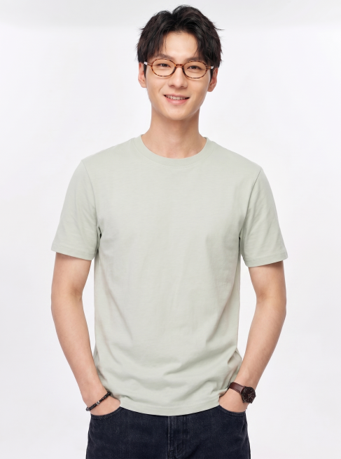 参考原图中男士形象和浅绿色圆领短袖T恤，生成一张新的图片，男士姿势动作不同，保持纯色背景，保持T恤款式和颜色不变预览效果