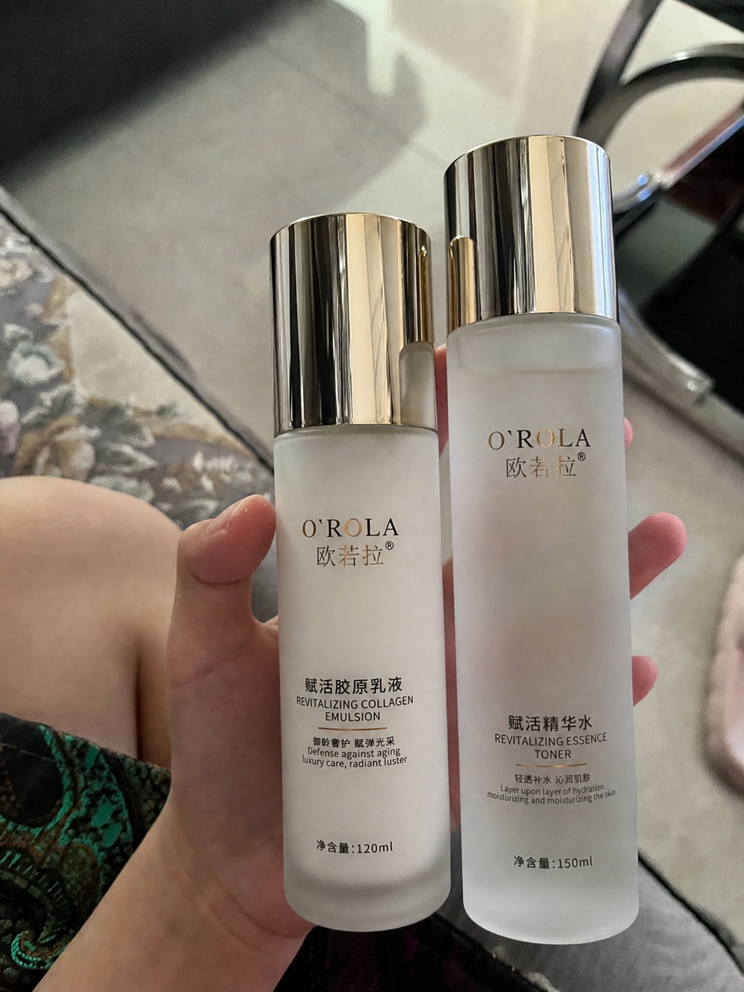 将图片中手持的两瓶ddg护肤品替换为欧若拉(O'ROLA)赋活… - 图片创意预览