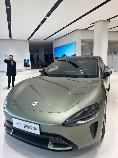 将图片中车牌上的文字Xiaomi su7修改为examgogogo，保持图片整体不变，只修改车牌文字，保持原有背景和风格一致预览效果