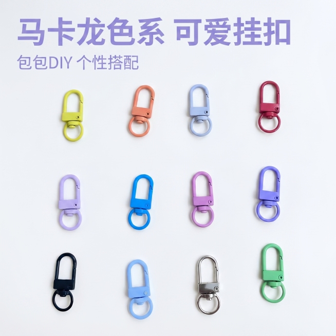 [主图 1] 首图场景展示，多款马卡龙色包包挂扣整体展示
[氛围风格] 清新可爱ins风，简约干净的电商展示
[画质] 商业摄影质感、光线柔和通透、产品清晰真实、画面干净高级
[元素] 将所有12款不预览效果