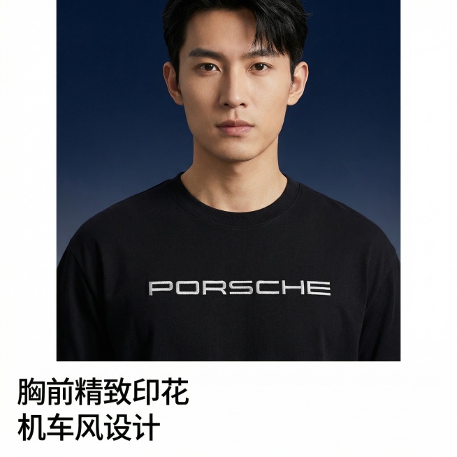保时捷主题印花短袖T恤第二张主图，潮流运动风，展示正面细节。亚洲男模特穿着本款黑色T恤正面朝向镜头，自然站立，聚焦展示T恤胸前"PORSCHE"刺绣印花细节，背景为简洁渐变深灰蓝色，不抢主体。悬浮文字预览效果