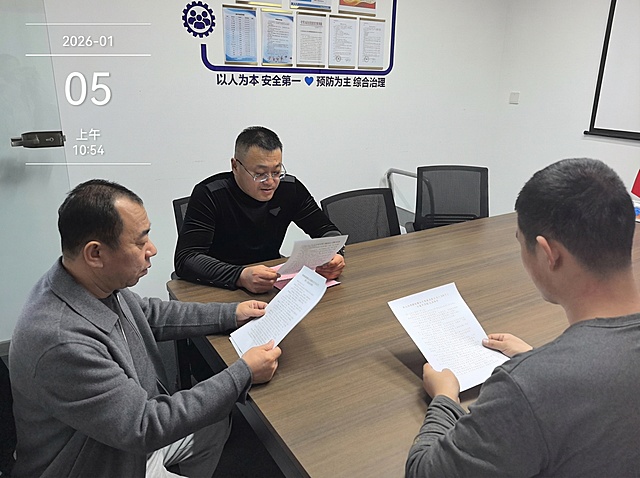 右上角那个人给我P掉，他坐的凳子也P掉