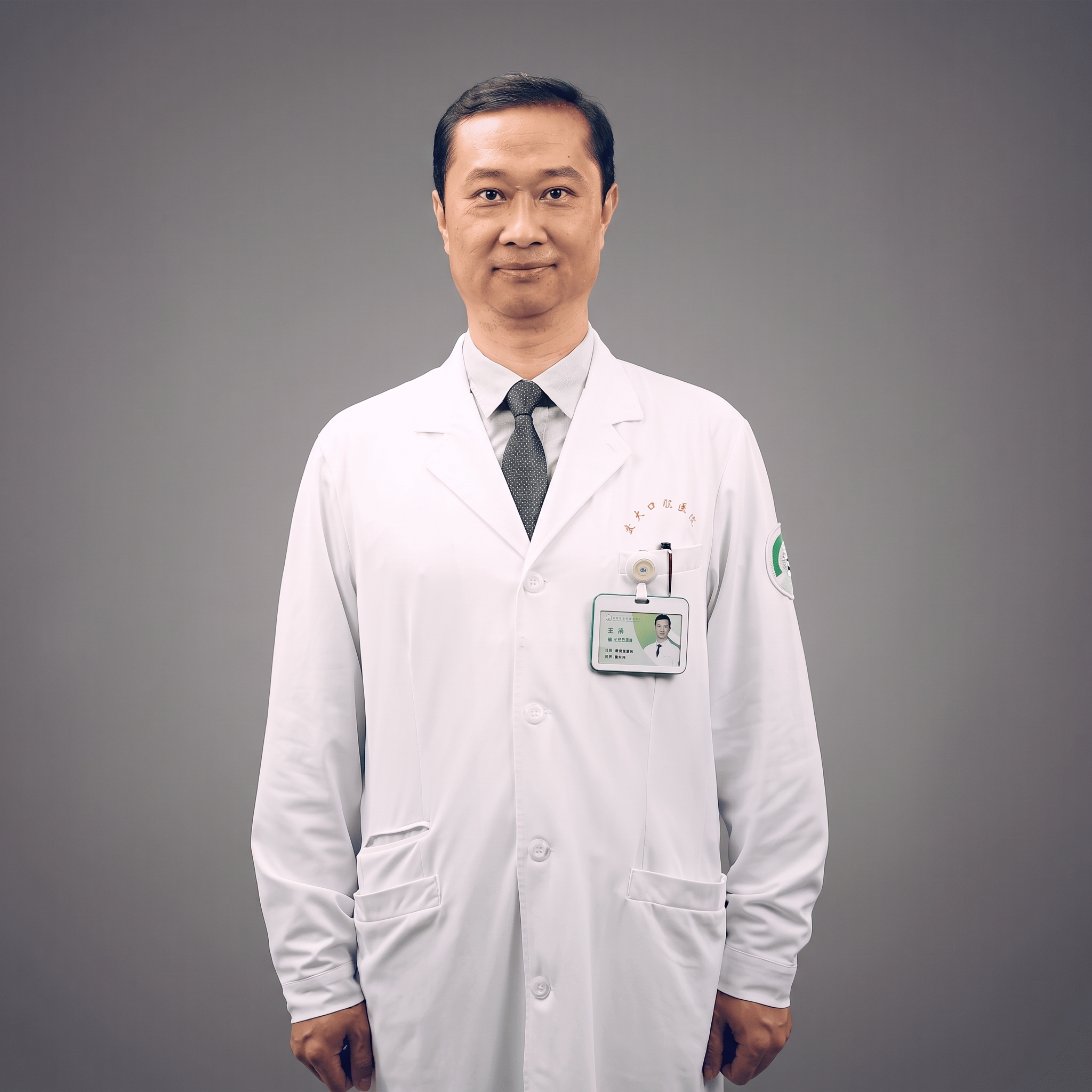 保持原图中的人物不变，把背景更换为人物形象照常用的灰色 - 图片创意预览
