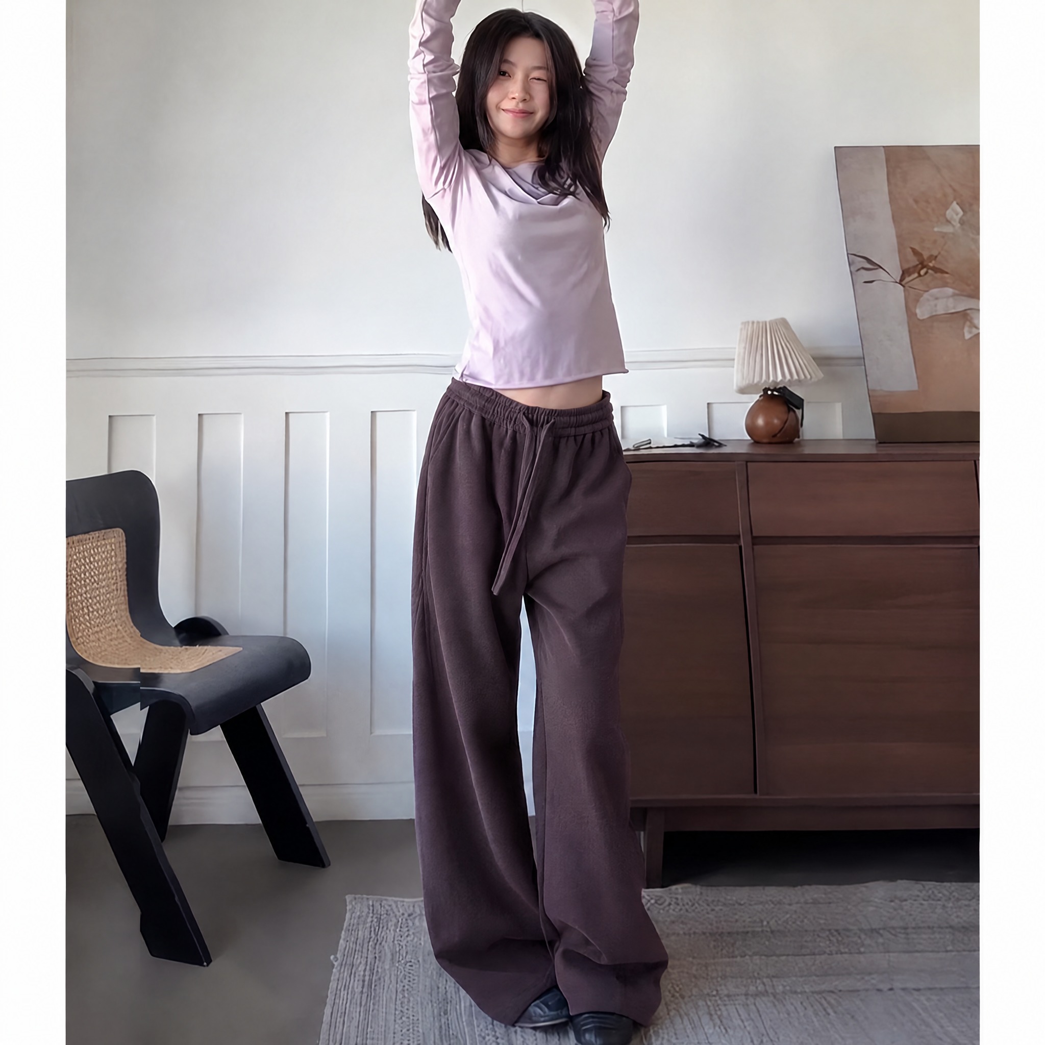 将图中裤子的颜色调整为深棕紫色（参考最后一张图的裤子颜色），只… - 图片创意预览