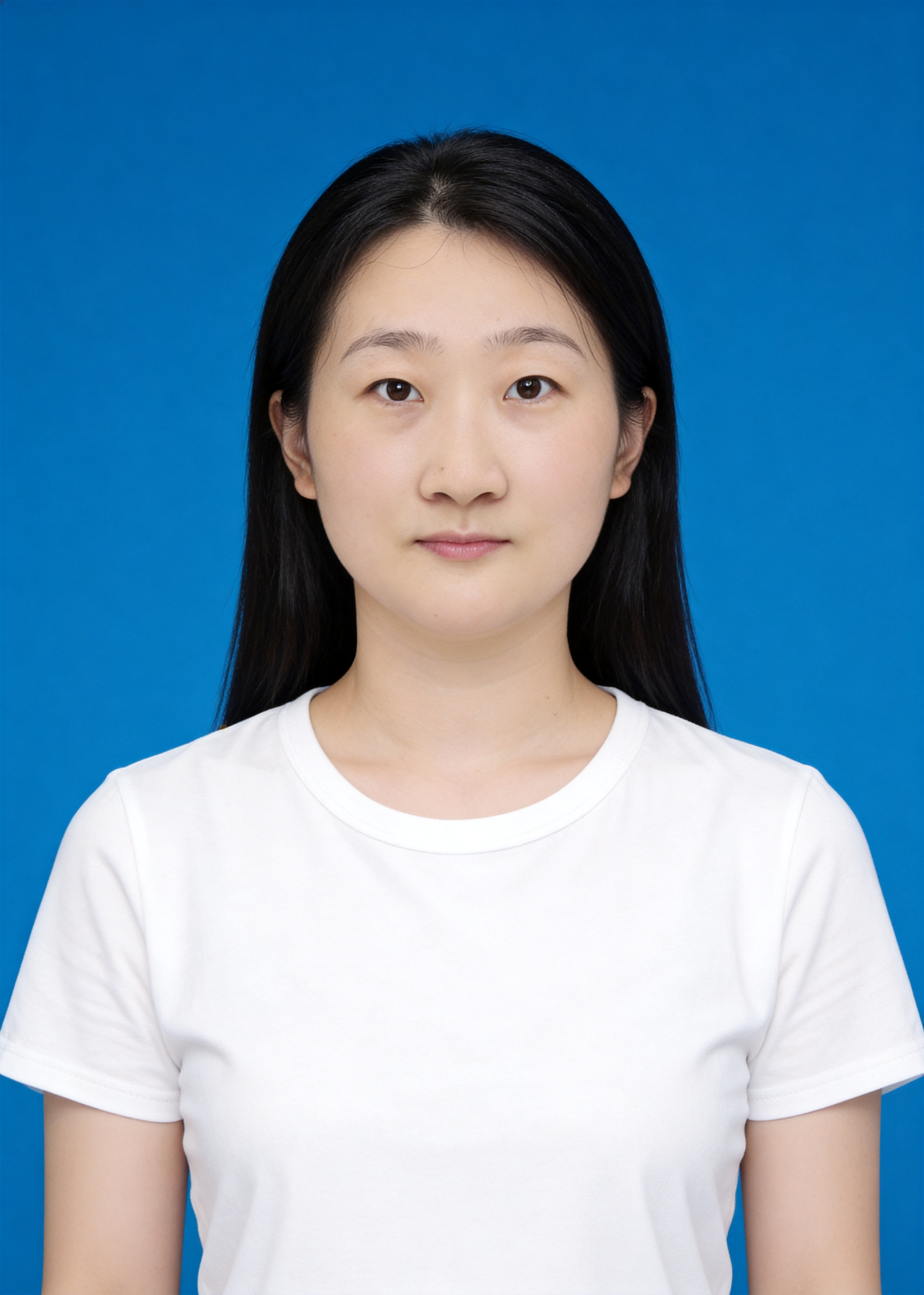 保留第一张图中人物发型、脸型、年龄特征生成标准样式纯正面证件照… - 图片创意预览