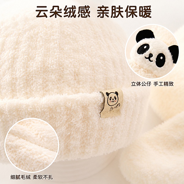 [主图-3] 宝宝毛绒帽围巾材质细节微距图
[氛围风格] 温馨母婴风 柔和暖调 材质细节特写
[画质] 商业摄影质感 光线柔和通透 毛绒纹理清晰细腻 画面干净高级
[元素] 画面主体为米白色熊猫毛绒帽局部微距特写 展示毛绒纤维细腻蓬松质感 帽子上的小熊猫布标清晰可见 右上角画中画圆框展示立体熊猫公仔脸部细节 黑白分明 刺绣精致 左下角画中画圆框展示围巾毛绒纹理 背景为纯净浅米色 产品主体占画面70% 保持帽子围巾外观 物理结构 材质质感 颜色与输入产品图绝对一致 杜绝任何变形和色差 精细化处理毛绒纹理
[光影] 顶部柔光均匀照射 毛绒纤维根根分明 呈现蓬松柔软质感 细节处光影层次丰富
[配色] 主色奶油米白 辅色熊猫黑白 浅棕标签
[视角构图] 45度斜俯视微距特写 主图为帽子局部 两个画中画圆框分布对角
[文字版式] 顶部居中主标题"云朵绒感 亲肤保暖" 圆润黑体深棕色大字 右上角画中画下方标注"立体公仔 手工精致" 左下角画中画下方标注"细腻毛绒 柔软不扎" 文字均为深棕色小号圆润字体
[输出要求] 1:1比例 文字清晰可辨 超高清商业摄影质感
[负向提示词] 变形 文字错乱 产品图模糊 背景杂乱 水印 电商平台Logo