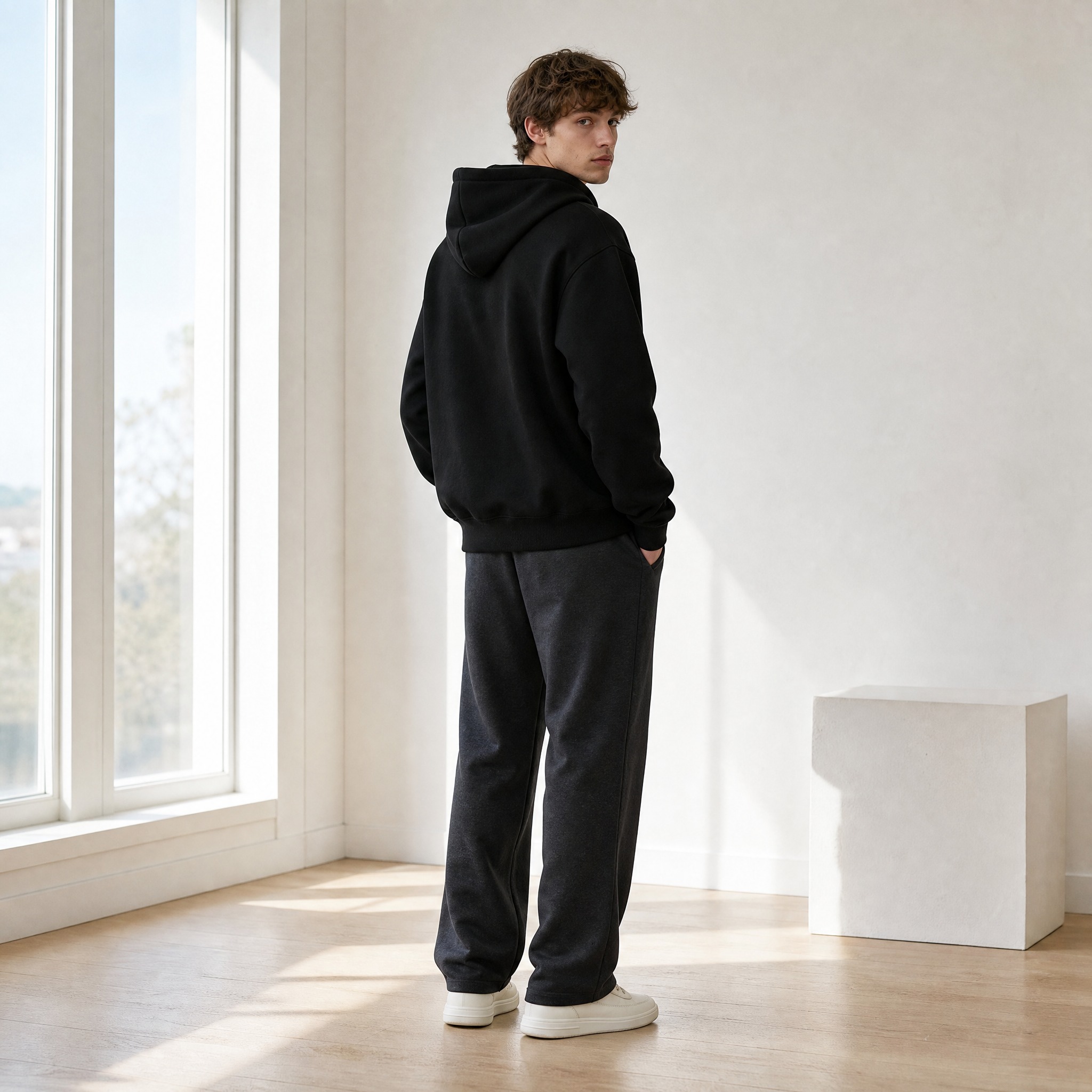 [主图-5] 卫衣背面+全身穿搭展示，同一位欧美男模特，极简室… - 图片创意预览