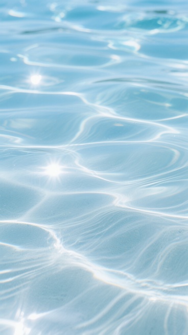 清澈透明的水面特写，呈现出由浅至深的渐变蓝白色调，阳光照射下形成细腻而富有动感的水波纹路，光影交错产生明亮的光斑和柔和的阴影，整体风格清新简洁，水纹样式呈现出自然流动的变换形态，营造出宁静、清爽、通透的氛围，画面纯净无杂质，具有高清晰度和细腻的质感。预览效果