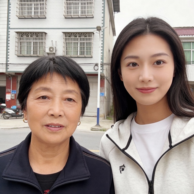 日常生活快照，非特定构图与打光，随手一拍的感觉，真实场景，一对中国母女，50岁的母亲和25岁的女儿，不同风格的母女，逼真，现实感，真人感，母女合影。生成20张预览效果