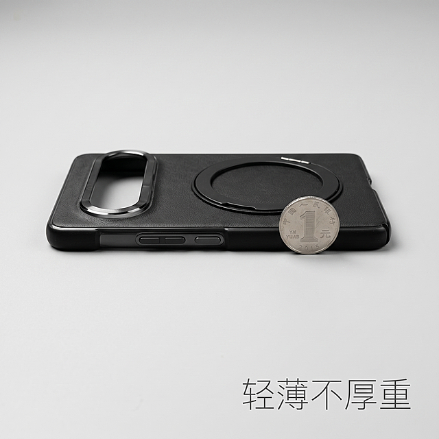 「图片1」「图片1」「图片1」第 1 屏（首屏视觉・抓眼）
视觉要求：
拍摄角度：45° 斜侧手持，同时展示橙 / 银 / 棕 / 黑四色手机壳（黑壳在前，其余三色叠在后方），手指轻触黑色壳的旋转支架
背景：统一浅灰色哑光墙面（无纹理，纯净简洁），光线用 “柔和侧光”（突出皮质纹理 + 支架金属质感）
细节：四色壳的皮质纹理清晰可见，支架处于半展开状态，露出旋转结构
构图：产品居中，上下左右留 15% 留白，整体画面简洁有层次
文案：「折叠屏专属 | 皮质壳 + 旋转支架，好看又好用」
字体：无衬线粗体（如思源黑体），颜色 #333333，位于画面底部居中
第 2 屏（皮质质感亮点）
视觉要求：
拍摄角度：垂直俯拍，聚焦黑色壳的皮质区域
背景：统一浅灰色哑光桌面
光线：顶光 + 柔光（均匀打亮纹理，避免反光），放大至 “1cm² 皮质区域”，清晰展示细腻颗粒纹理
细节：用手指轻触纹理（仅露指尖），体现 “亲肤手感”
构图：皮质特写占画面 80%，居中展示，四周留白
文案：「不止是壳：细腻皮质握感舒服，摸得到的高级」
字体：无衬线常规体，颜色 #555555，位于画面底部居中
第 3 屏（360 旋转支架功能）
视觉要求：
构图：左右分栏（左 50%+ 右 50%）
背景：统一浅灰色哑光桌面
左栏：支架 360° 旋转动态图（3 帧：折叠→半旋→全展开），展示旋转的流畅性
右栏：支架立屏实拍（横屏 + 竖屏各一张）：上半部分是横屏立着刷剧，下半部分是竖屏立着办公
光线：柔和顶光
文案：「想怎么放都行：360° 旋转支架，横屏刷剧、竖屏办公都方便」
字体：无衬线常规体，颜色 #555555，位于画面底部居中
第 4 屏（多配色选择）
视觉要求：
构图：四宫格（2×2），每格展示一种配色的装机效果
背景：统一浅灰色哑光桌面
细节：
左上：活力橙装机图（搭配浅色手机）
右上：质感黑装机图（搭配深色手机）
左下：简约银装机图（搭配银色手机）
右下：轻奢棕装机图（搭配金色手机）
光线：统一柔和侧光
文案：「选色适配风格：
▶ 活力橙→日常出街
▶ 质感黑→商务办公
▶ 简约银→低调百搭
▶ 轻奢棕→精致格调」
字体：无衬线常规体，颜色 #555555，位于四宫格下方
第 5 屏（折叠屏精准适配）
视觉要求：
主视觉：装机后开合动态图（3 帧：闭合→半开→完全展开）
背景：统一浅灰色哑光桌面
细节：展示 “中轴处无卡顿、壳身与屏幕无缝贴合”，用白色箭头标注 “开合无阻碍”
光线：环绕柔光
文案：「专为折叠屏做的：开合不卡屏，折叠处严丝合缝」
字体：无衬线常规体，颜色 #555555，位于画面底部居中
第 6 屏（商务场景・办公）
视觉要求：
场景：极简办公桌（仅放笔记本电脑 + 文件），背景为浅灰色哑光墙面
主视觉：支架竖屏立着，屏幕显示商务文档，手机壳为质感黑配色
光线：办公环境光（柔和不刺眼），背景统一浅灰色调
文案：「办公用它：支架解放双手，讲方案更从容」
字体：无衬线粗体，颜色 #333333，位于画面底部居中
第 7 屏（日常场景・通勤 / 居家）
视觉要求：
构图：左右分栏（左：通勤；右：居家）
背景：统一浅灰色哑光桌面
左栏：通勤手持图（手插在口袋里，露出手机壳一角，配色为活力橙）
右栏：居家刷剧图（支架横屏立着，屏幕显示剧集，配色为简约银）
光线：左栏自然光，右栏暖光，均统一浅灰色背景
文案：「日常带它：轻便不占地，揣兜通勤、居家刷剧都合适」
字体：无衬线常规体，颜色 #555555，位于画面底部居中
第 8 屏（细节保护・镜头 / 中轴）
视觉要求：
构图：左右分栏（左：镜头；右：中轴）
背景：统一浅灰色哑光桌面
左栏：镜头区特写（垂直俯拍），展示 “镜头加高 0.3mm”，用白色箭头标注
右栏：中轴贴合特写（侧拍），展示 “壳身与中轴无缝贴合”
光线：顶光 + 柔光
文案：「核心区不裸奔：镜头加高、中轴贴合，日常用更安心」
字体：无衬线常规体，颜色 #555555，位于画面底部居中
第 9 屏（手感体验）
视觉要求：
拍摄角度：第一人称视角（手指握持壳身）
背景：统一浅灰色哑光桌面
细节：展示 “壳身轻薄（约 25g）”，手指与皮质的接触自然
光线：侧光（突出亲肤质感），背景虚化
文案：「握在手里的舒服：皮质壳身轻薄，久握不压手」
字体：无衬线常规体，颜色 #555555，位于画面右侧
第 10 屏（信任收尾）
视觉要求：
构图：产品多角度实拍（支架展开 / 闭合 / 装机）+ 四配色展示，拼接成横幅
背景：统一浅灰色哑光墙面
光线：统一柔和侧光
文案：「折叠屏用户的实用之选：质感、支架、适配，这壳懂你」
字体：无衬线粗体，颜色 #333333，位于画面底部居中
