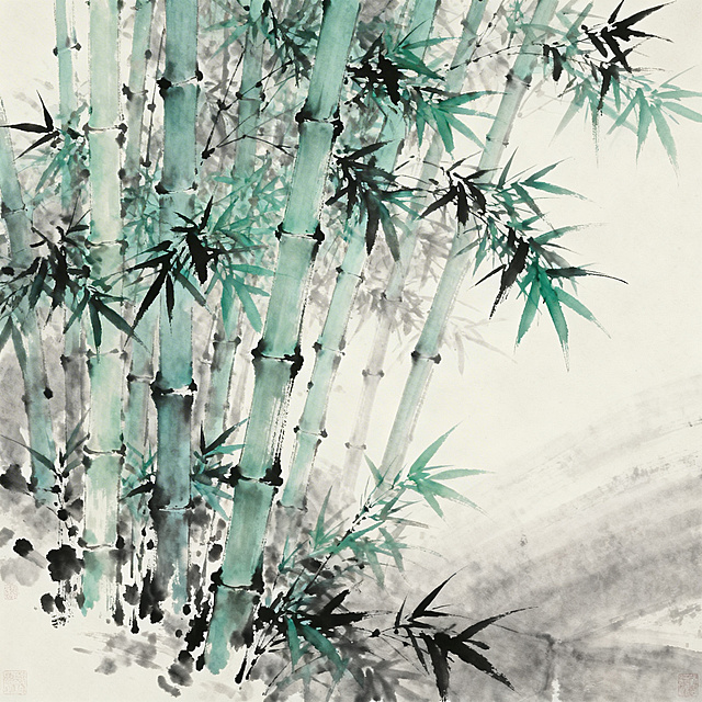 画面以竹林为背景，竹林生长繁茂，竹竿挺拔修长，竹叶翠绿层次分明，整体氛围庄重典雅，富有东方古典意境，光线柔和自然，色调沉稳和谐