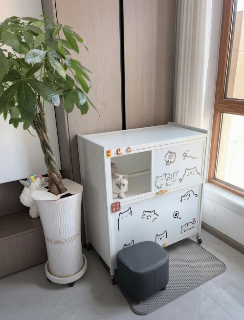 参考原图的猫柜和发财树的布置，换一个拍摄角度，比如侧前方拍摄，生成一张自然真实的买家秀照片，去掉水印，保持装修风格统一预览效果