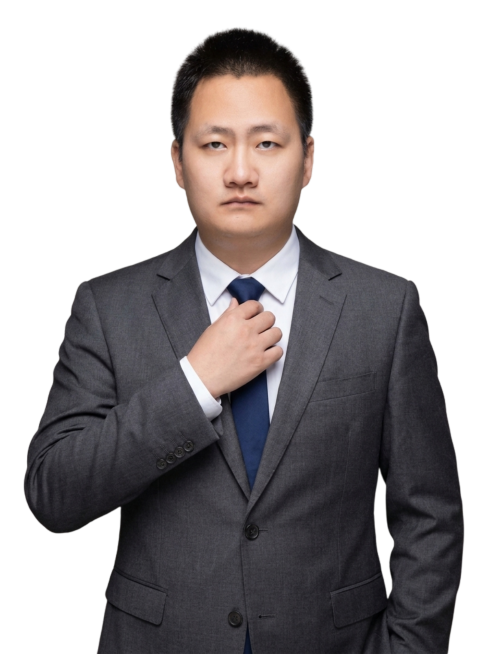 参考图中保留人物脸型、发型、年龄等特征生成职场形象照，标准焦段50mm，f/4光圈(f/2.8-f/4区间)，平视视角(镜头与人物视线齐平)；人物占画面70%，人物居中(居中构图)，位于画面中心，为视预览效果
