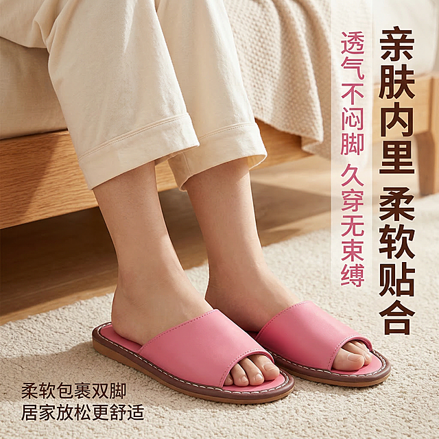 严格还原上传的产品图，包括粉色亲肤内里、粉色鞋面、深棕色包边等所有细节，产品尺寸比例保持 1:1。整体为 1:1 正方形构图，杂志风精致排版，采用成人模特上脚特写角度（模特为成年女性，居家休闲穿搭，露出脚踝与拖鞋），展示拖鞋贴合脚型的舒适感。主标题（右侧竖排，无衬线粗体，深棕色）：「亲肤内里 柔软贴合」副标题（主标题左侧，无衬线细体，粉色）：「透气不闷脚 久穿无束缚」辅助说明文字（画面左下角，无衬线细体，深棕色）：「柔软包裹双脚 居家放松更舒适」背景为温馨卧室场景（浅米色地毯 + 木质床边），光线柔和暖调，整体风格舒适治愈、贴近居家生活。负面提示词：禁止使用儿童模特，禁止模糊内里质感与鞋型贴合度，禁止改变粉色内里 / 鞋面 / 深棕色包边的颜色与形态，禁止破坏 1:1 比例，禁止使用杂乱场景或花哨装饰，禁止文字字体不统一，禁止模特穿搭过于暴露 / 夸张