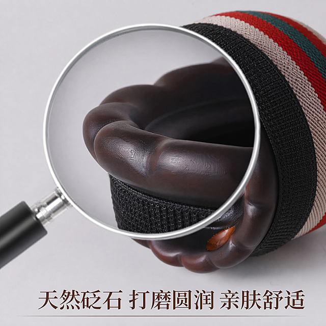 [主图-3] 材质细节放大展示红砭石火龙罐。氛围风格：品质微距特写，突出天然砭石质感。画质：商业摄影质感，光线柔和通透，产品清晰真实，画面干净高级。元素：放大镜放大红砭石火龙罐罐口区域，展示砭石细腻纹理和莲花口圆润打磨细节，保持产品外观物理结构、材质质感、颜色与输入产品图绝对一致，杜绝任何变形和色差，精细化处理。商品主体占比严格控制在65%左右，画面满屏无边框。光影：侧逆光突出砭石温润哑光质感，纹理清晰可见。配色：浅灰背景，突出深棕砭石原色。视角构图：微距特写，焦点在砭石纹理和打磨细节。文字版式：底部文字天然砭石 打磨圆润 亲肤舒适，居中排列，深棕文字清晰不遮挡主体。比例分辨率：1:1比例，4k分辨率，文字清晰锐利，画面超高清。负向提示词：变形，水印，文字错乱，产品图模糊，背景杂乱。