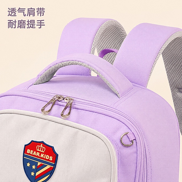 [主图-4] 紫蓝拼色儿童双肩书包肩带手提细节特写
[氛围风格] 细节质感展示，专业高级
[画质] 商业摄影质感，光线柔和通透，产品清晰真实，画面干净高级
[元素] 特写展示书包肩带透气设计与手提提手，牛津布纹理清晰可见，五金拉链细节锐利。保持书包外观（物理结构、材质质感、颜色）与输入产品图绝对一致，杜绝任何变形和色差，精细化处理。细节主体占比约65%，画面干净突出细节
[光影] 柔侧光，突出织物纹理和五金光泽，阴影柔和层次清晰
[配色] 主色调香芋紫+浅灰，保留产品原有配色，背景浅米白
[视角构图] 特写平视，焦点清晰落在细节处，景深稍浅突出主体
[文字版式] 左上角小字标注「透气肩带 耐磨提手」，清晰不遮挡细节
[比例分辨率] 1:1 比例，4k分辨率，文字清晰锐利，超高清
[负向提示词] 变形，文字错乱，产品图模糊，背景杂乱，水印，电商平台Logo