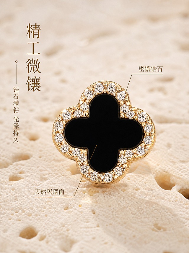[主图-2] 四叶草镶钻耳钉 核心亮点 材质与工艺微距。
[统一基调] 高级轻奢珠宝风 奶油香槟金调 柔光箱高光+窄条轮廓光 背景为浅米色肌理岩板 整体温暖通透。
[画面] 黑玛瑙四叶草耳钉正面微距特写 单只耳钉居中 占画面40% 放置在浅米色洞石岩板上 四叶草花瓣造型饱满圆润 外圈密镶小颗锆石 颗颗清晰排列整齐 爪镶工艺精细 中间黑玛瑙面光滑如镜 有柔和反光 金属边框为香槟金色 边缘顺滑无毛刺 背景岩板孔洞自然虚化。
[光影质感] 商业珠宝微距摄影 顶光柔光箱均匀打亮 两侧轮廓光勾出金属边 锆石切面有多处高光点 黑玛瑙面反射出柔和环境光 金属部分有细腻拉丝质感 整体通透干净 无灰尘无指纹。
[配色] 主色香槟金+奶油米白 强调色深邃黑 文字色深棕金。
[文字版式] 左侧留白竖排 主标题"精工微镶" 副标题"锆石满钻 光泽持久" 纤细衬线体 金色字 引线指向外圈锆石和中间玛瑙面 标注"密镶锆石""天然玛瑙面" 文字不遮挡主体。
[输出要求] 比例3:4竖版 2K 微距清晰 锆石颗粒分明 金属边缘顺滑 无错字 无水印 负向：锆石模糊 金属毛边 灰尘指纹 背景杂乱。