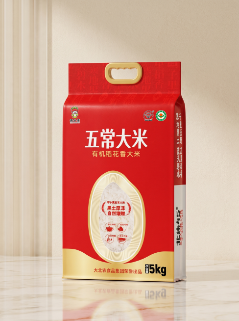 将图1的五常大米包装平面图，生成一张和图2尺寸比例一致的包装立体效果图，保留图1包装上的所有文字和设计元素，替换为简洁高级的场景背景，整体展示效果高端上档次，风格和图2类似。预览效果