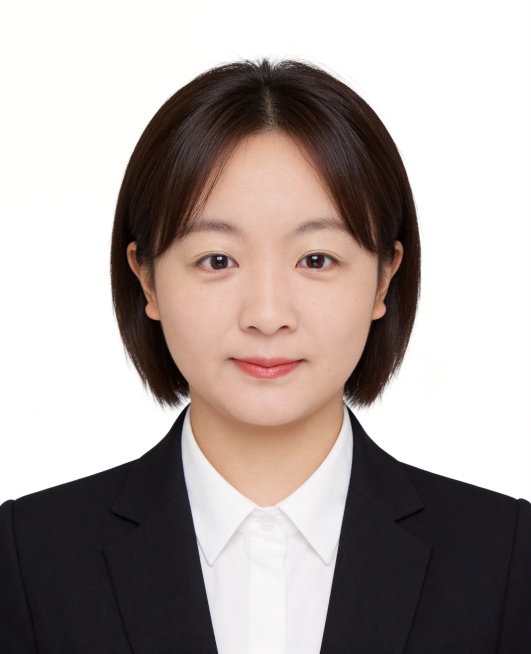 保留第一张图中人物发型,脸型,年龄特征生成标准样式纯正面证件照;人物主体严格居中,头部大小与位置严格对齐第二张图,双肩水平平衡,面部中轴线对齐画面中心,正视前方;标准证件照构图,人物绝对居中;头顶上方预览效果