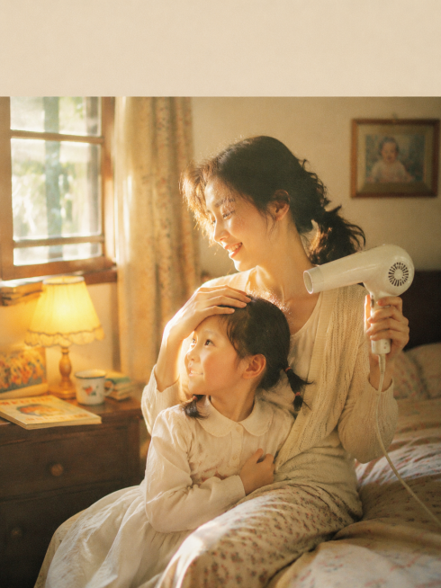 3:4，4K 超高清，浅景深，电影级暖色调，复古 CCD 胶片质感，轻微颗粒感，真实家庭纪实风格，完全去 AI 感。90 年代充满烟火气的温馨卧室，阳光透过木格窗斜斜洒进来，在地板上投下斑驳的光影。暖预览效果