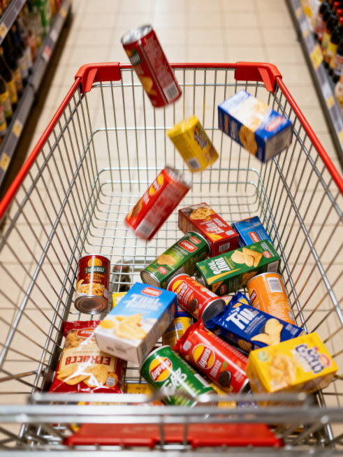 镜头下拉聚焦购物车内部，购物车内商品数量动态增减的瞬间，画面生动有动感预览效果