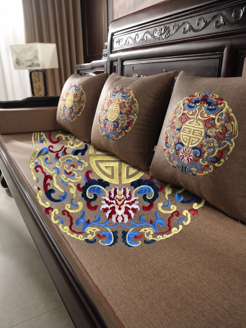 将参考图的中式团纹刺绣花纹替换到沙发的靠垫和坐垫布料上，保留沙发原本的造型、颜色、光影质感，只更换面料图案，保持自然真实效果预览效果