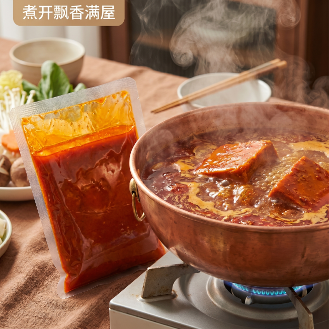 [主图 4] 浓香老火锅红油食用场景体验展示。[氛围风格] 棕色浓郁食欲风格，真实家庭火锅聚餐场景，温暖有代入感。[画质] 商业摄影质感、光线柔和通透、产品清晰真实、画面干净高级。[元素] 燃气灶上的预览效果
